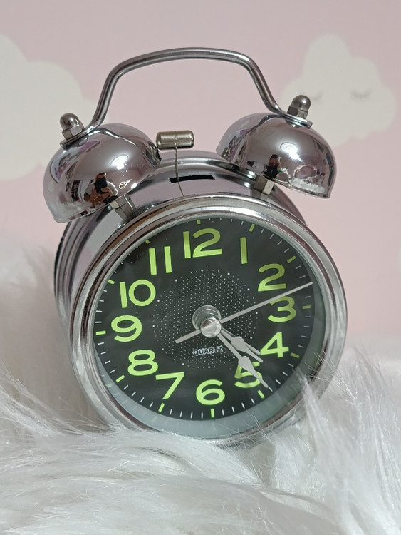 ساعت رومیزی زنگدار باطری خور چراغ دار با آبکاری کروم ضد آب و ضد زنگ