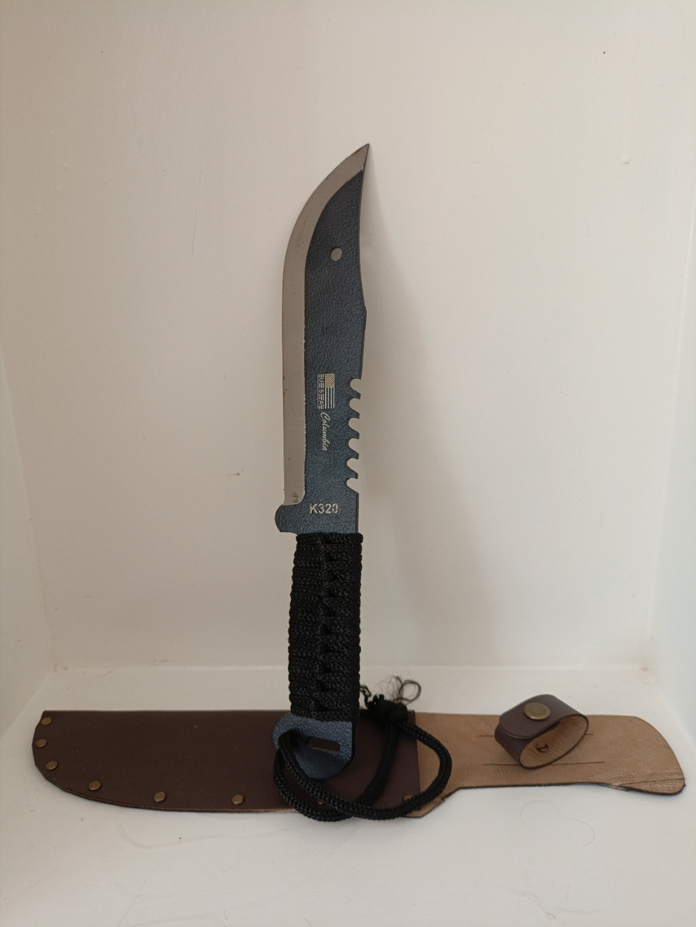 چاقوی شکاری آهنی درجه یک غلاف‌دار مدل MZ114-320 مخصوص استفاده در کمپ و طبیعت گردی دست ساز
