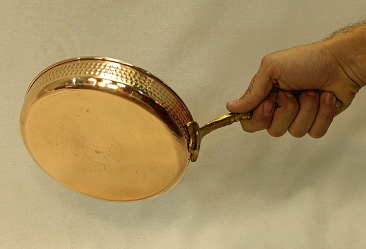 تابه مسی با دسته برنجی و قلع کاری داخل