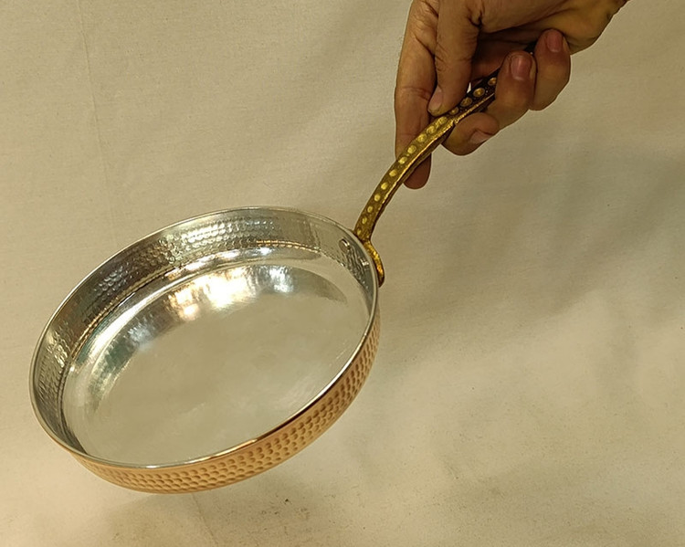 تابه مسی با دسته برنجی و قلع کاری داخل