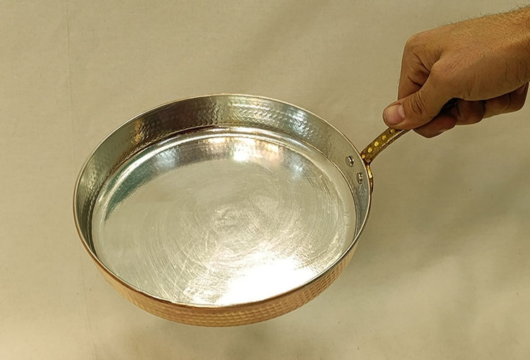 تابه مسی با دسته برنجی و قلع کاری داخل